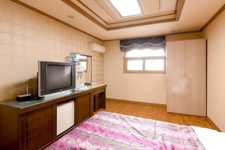 Hongcheon Resortel Exterior photo