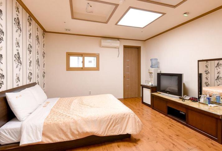Hongcheon Resortel Exterior photo