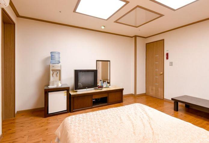 Hongcheon Resortel Exterior photo